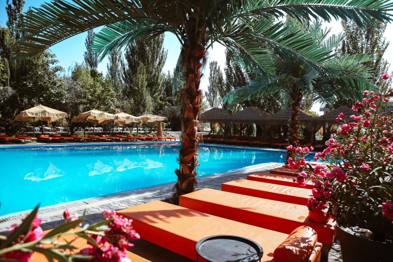Cross Resort Hotel Erivan Exterior foto