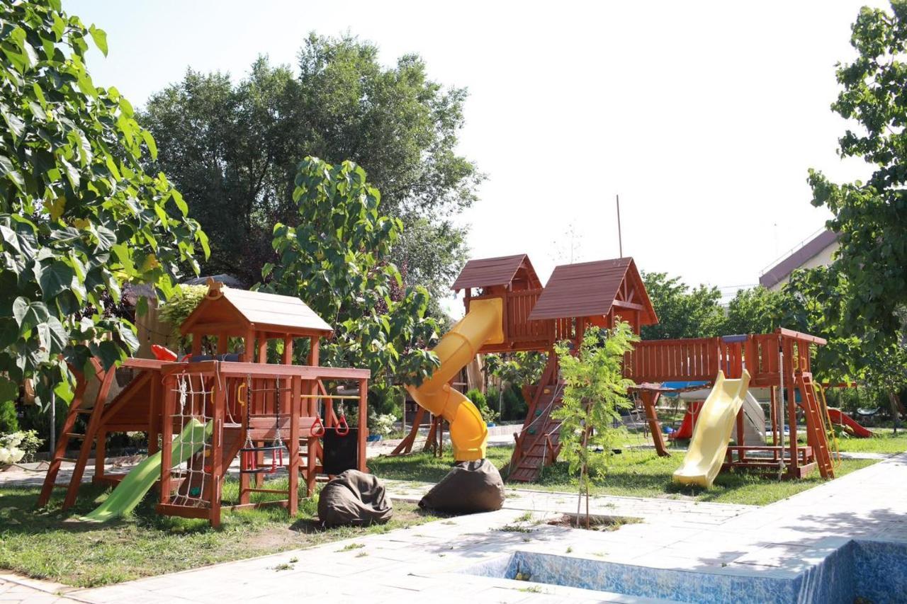 Cross Resort Hotel Erivan Exterior foto