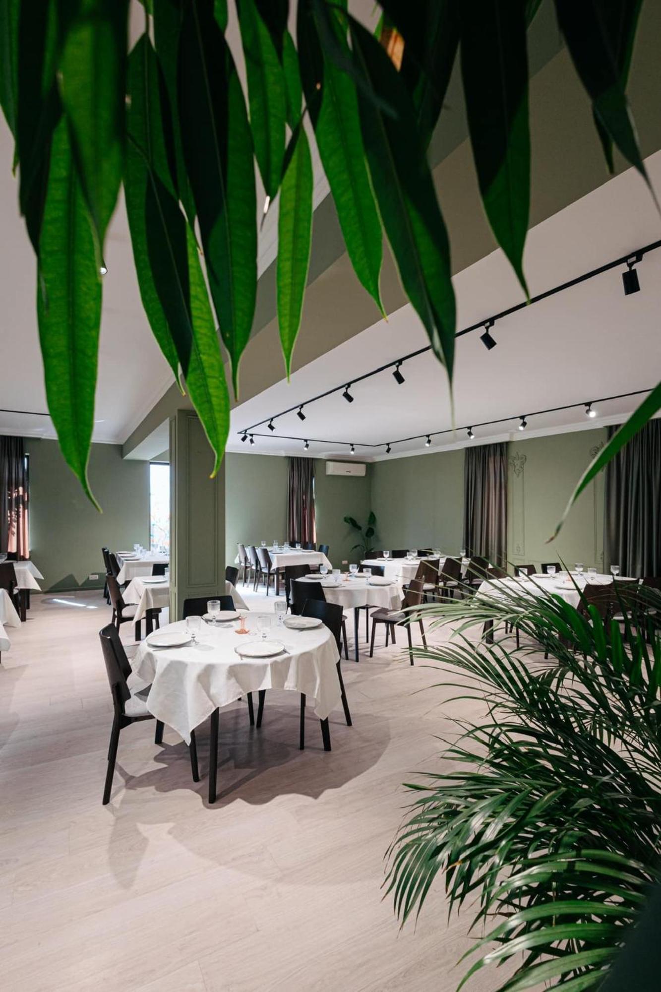 Cross Resort Hotel Erivan Exterior foto