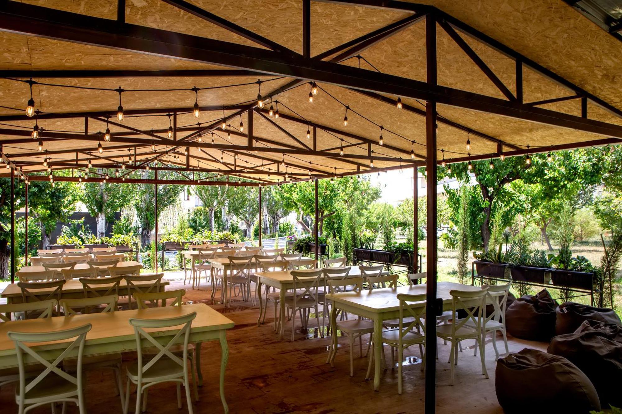 Cross Resort Hotel Erivan Exterior foto