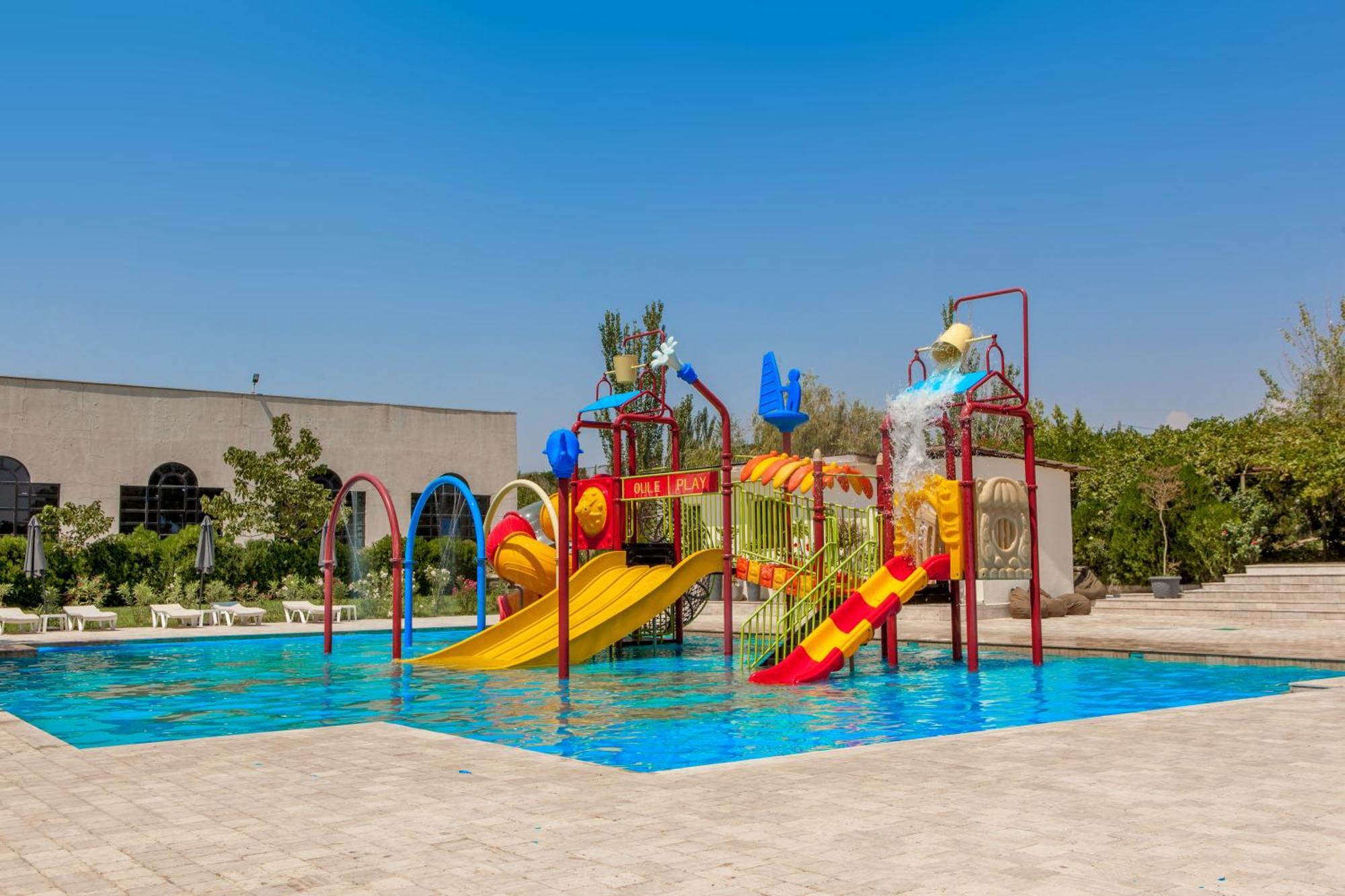 Cross Resort Hotel Erivan Exterior foto