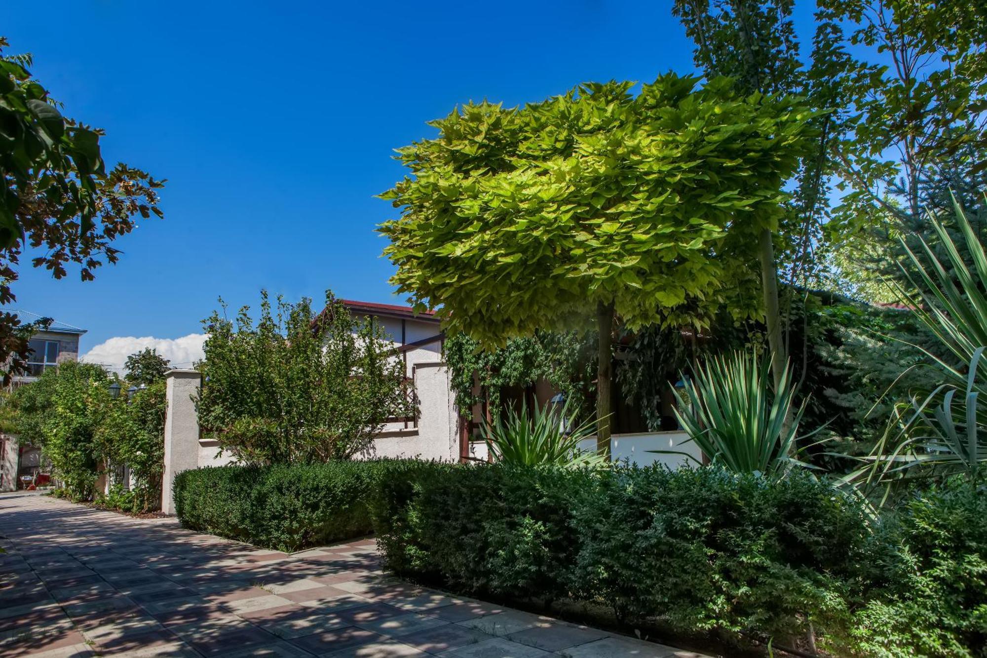 Cross Resort Hotel Erivan Exterior foto