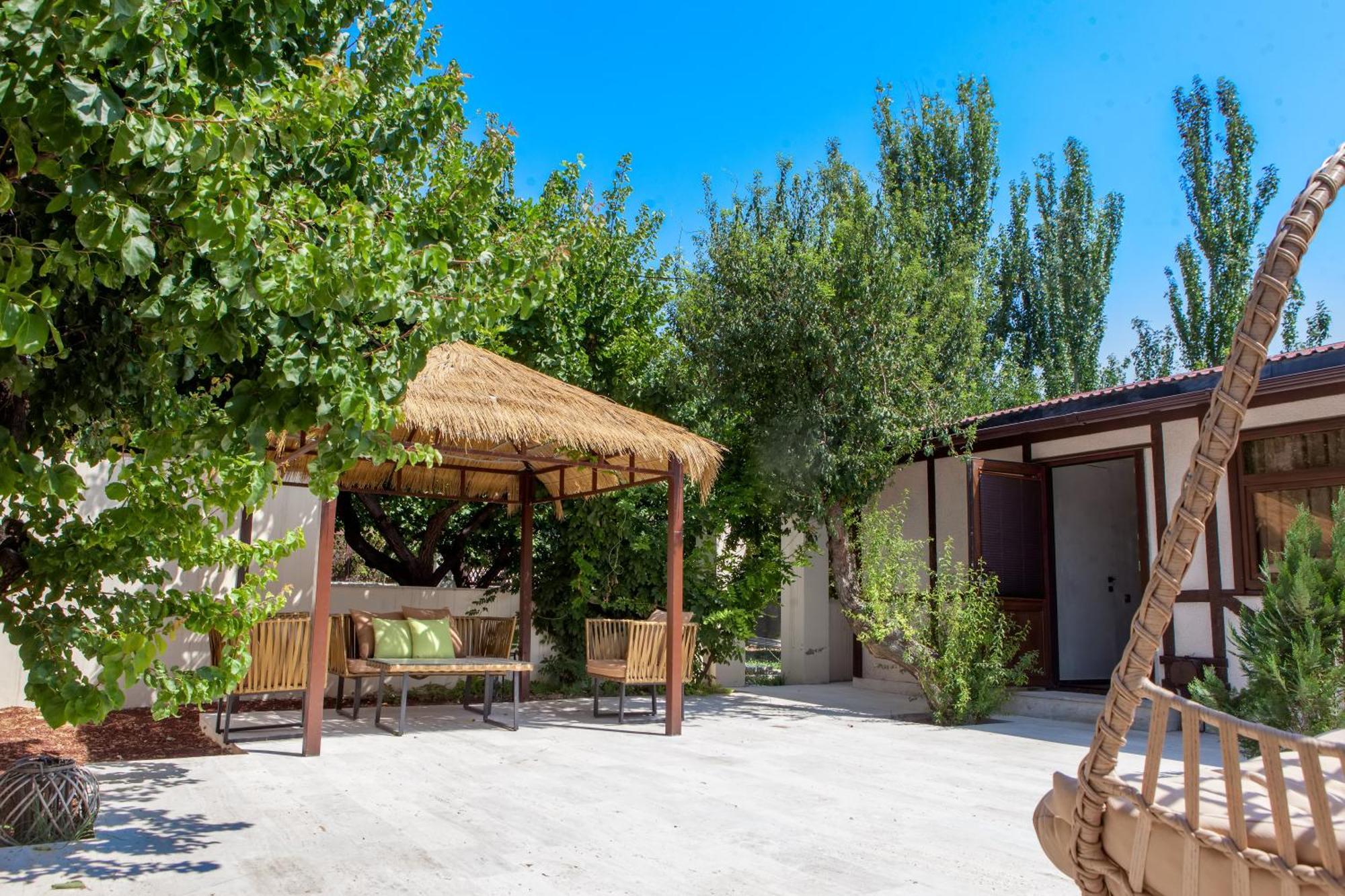 Cross Resort Hotel Erivan Exterior foto