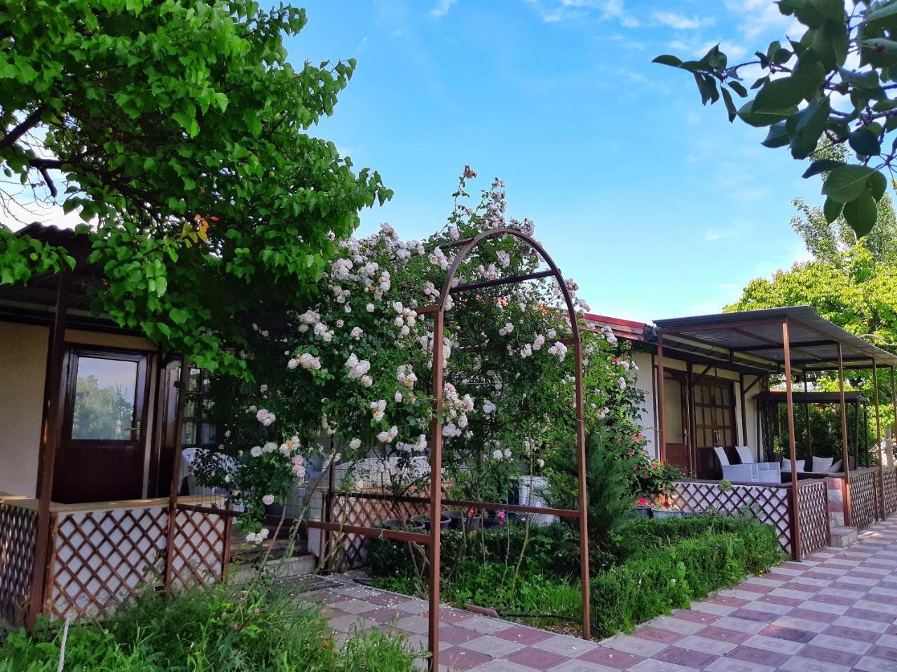 Cross Resort Hotel Erivan Exterior foto