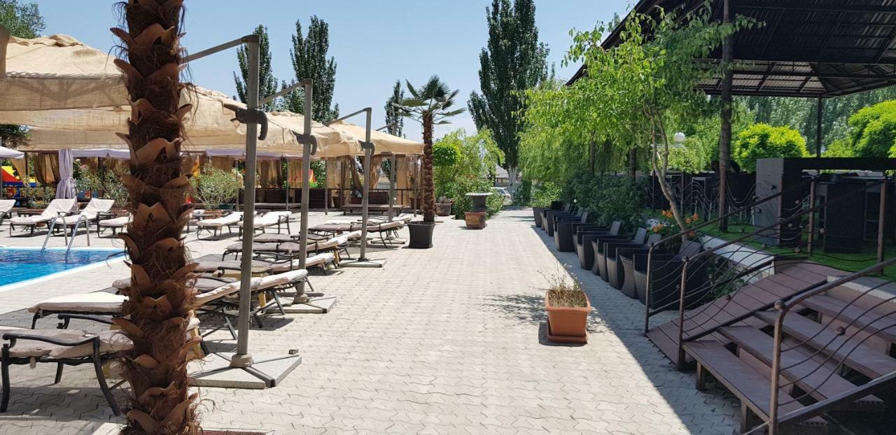 Cross Resort Hotel Erivan Exterior foto