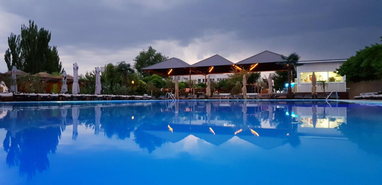 Cross Resort Hotel Erivan Exterior foto