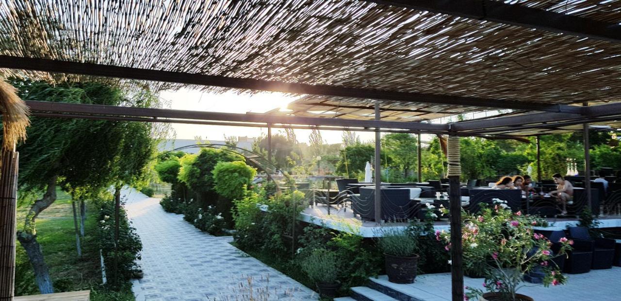 Cross Resort Hotel Erivan Exterior foto